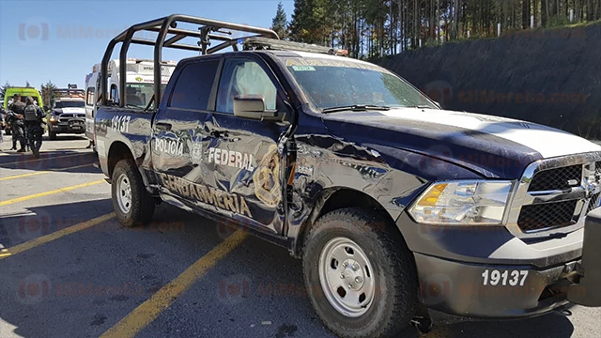 Camioneta choca a patrulla de Gendarmería en Zitácuaro; hay dos agentes heridos