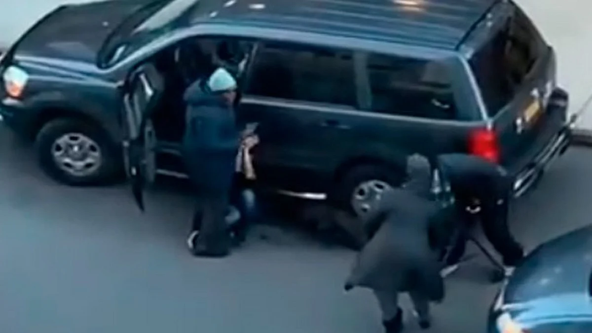 Mujer somete a presunto ladrón que intentó robar su camioneta