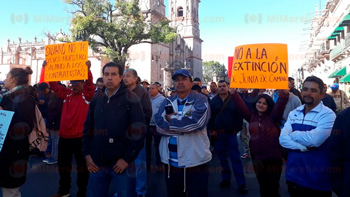 Empleados se manifiestan contra posible extinción de la Junta de Caminos de Michoacán
