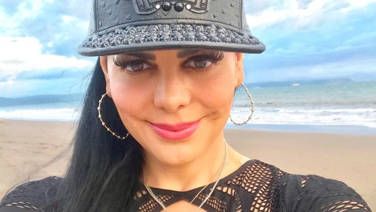 Maribel Guardia impacta con pronunciado escote en Navidad