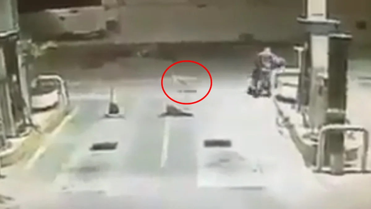 “Randy” se volvió famoso después de que el video del atraco se hiciera viral, e incluso varios clientes acuden a la estación a tomarse una foto con él (Foto: Captura)