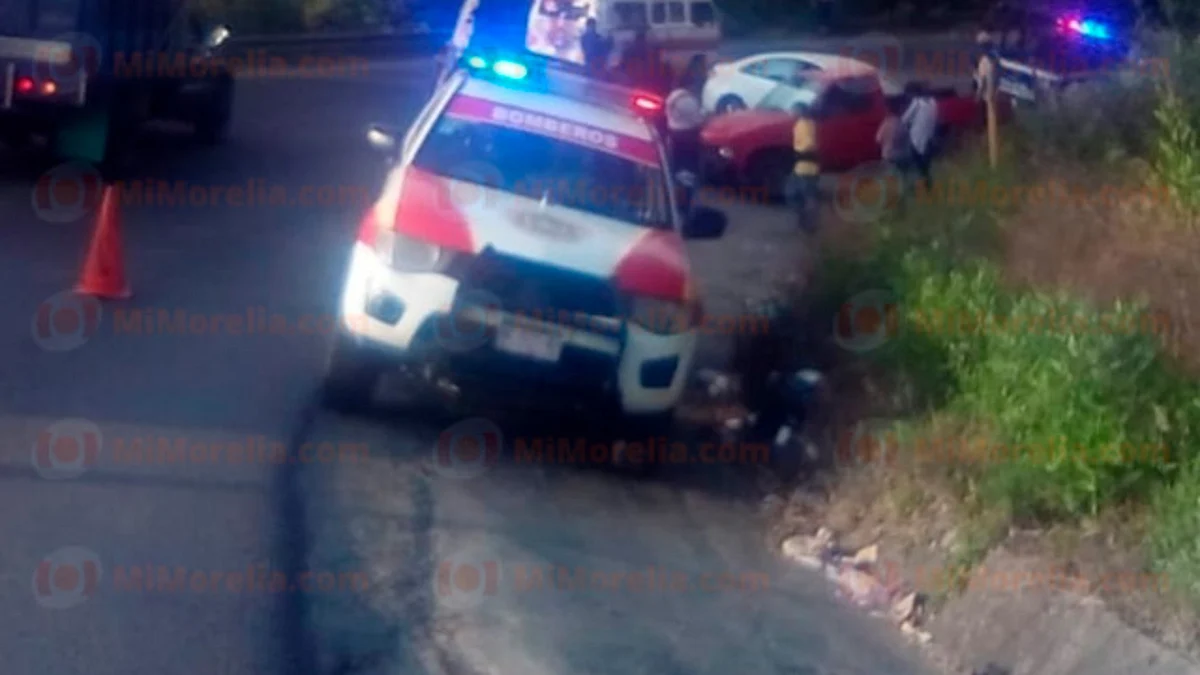 Camioneta remolcaba otro vehículo y se accidenta en la Zitácuaro-Morelia