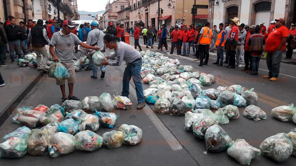 Recolectores de basura se manifiestan en Palacio Legislativo