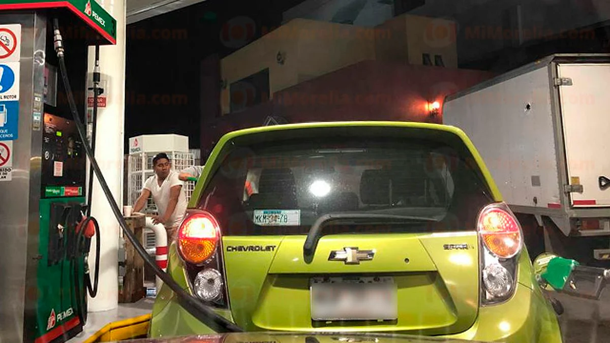 Los consumidores pagarán una cuota de 4.198 pesos por cada litro de combustible (Foto: MiMorelia.com)