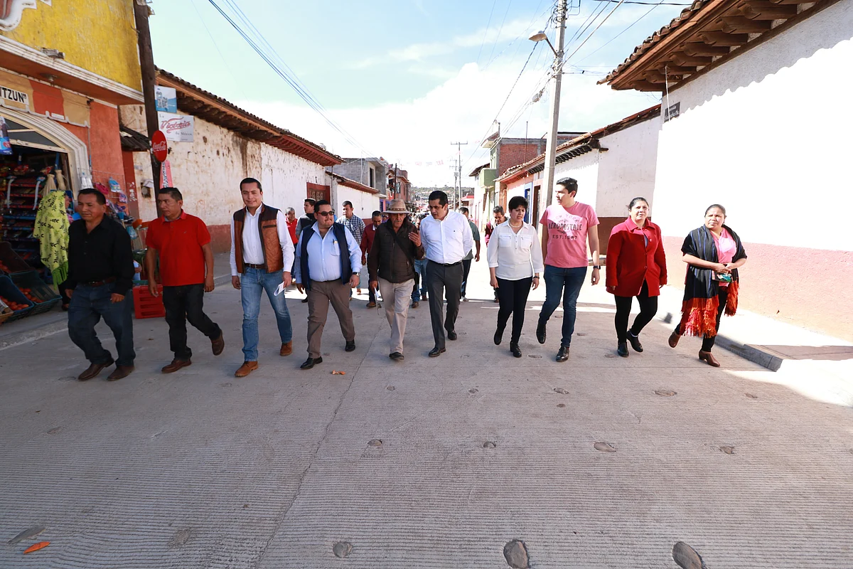 Renueva SCOP la calle principal de Santa Fe de la Laguna