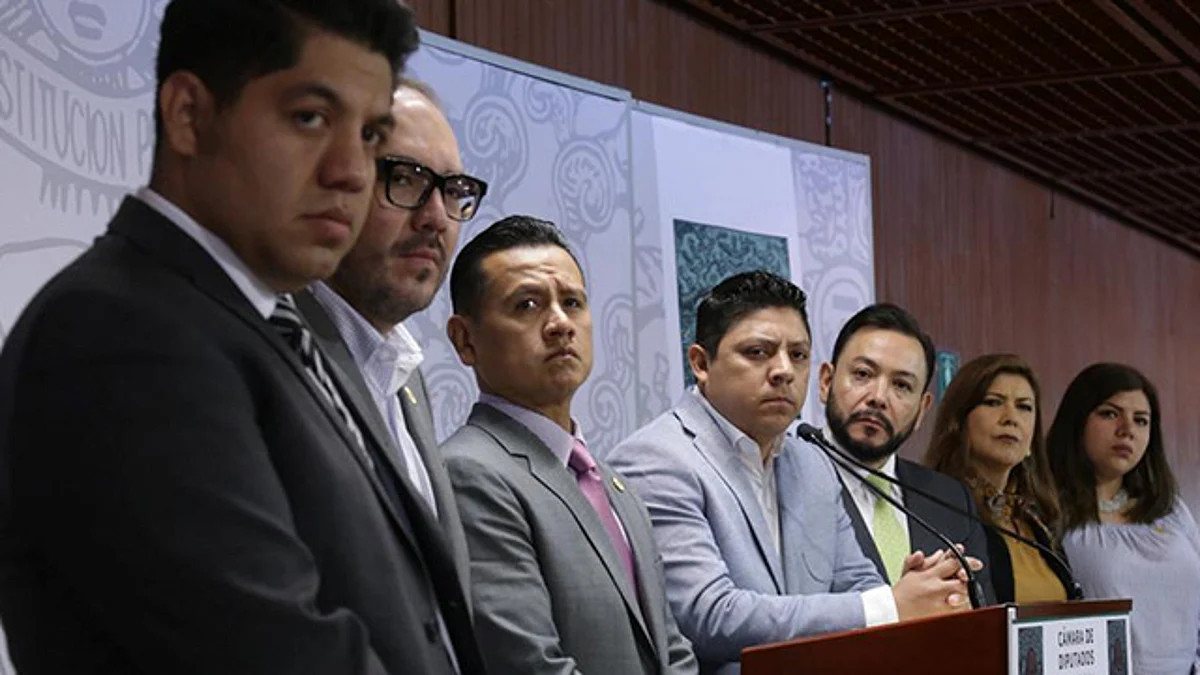 Torres Piña y ocho diputados federales renuncian al PRD y a su bancada