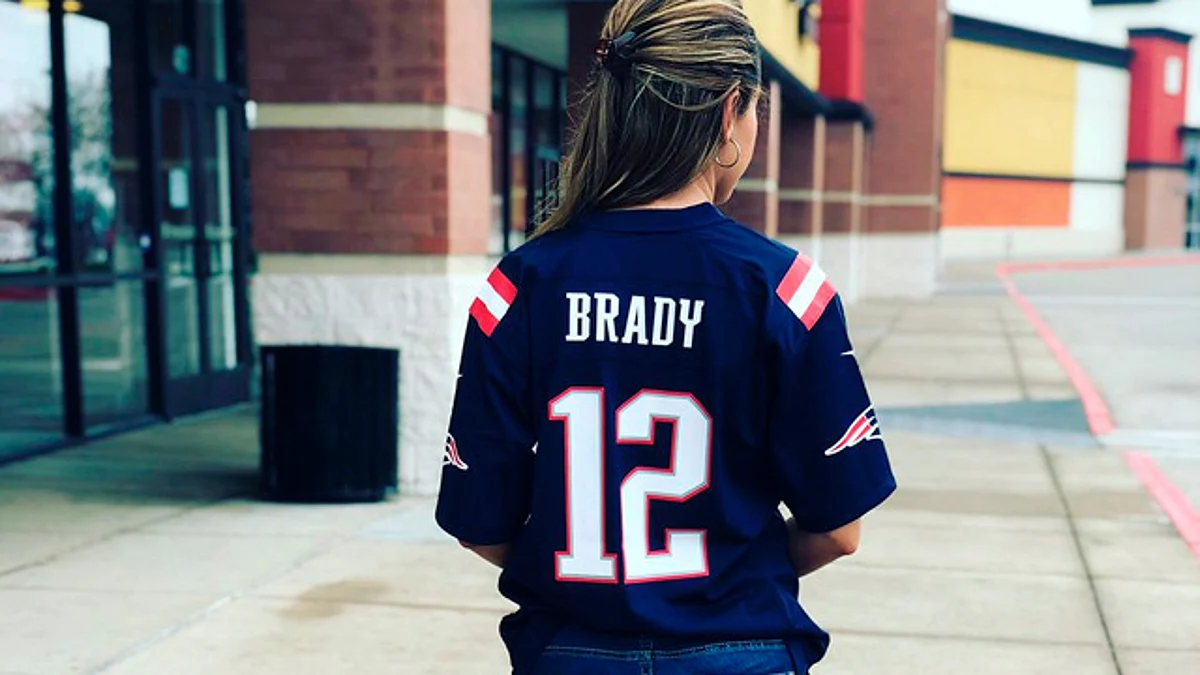Con el jersey puesto inician el domingo fanáticos de los Patriots y Rams online