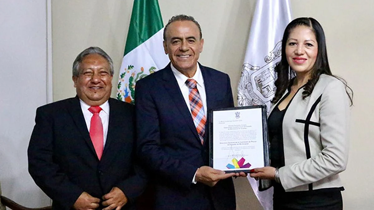 Entrega Pascual Sigala nombramiento a nueva titular de Compesca