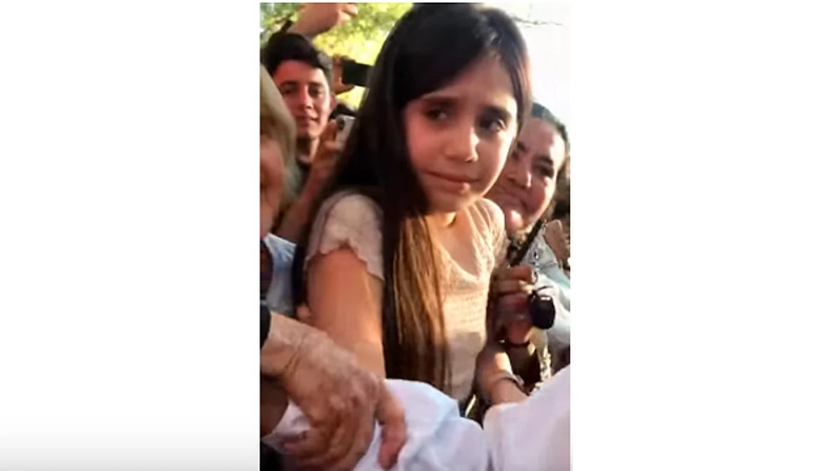 Niña se emociona hasta las lágrimas al entregar obsequio a AMLO