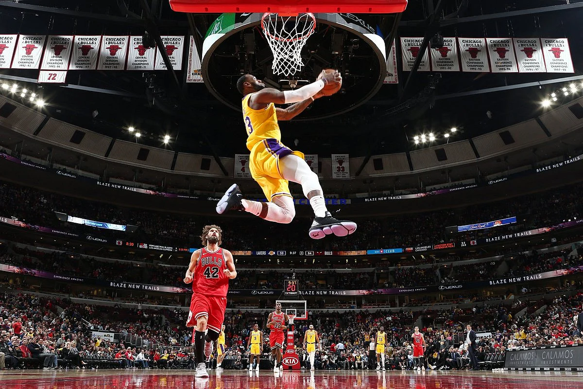 LeBron y los Lakers cortaron racha negativa ante Chicago