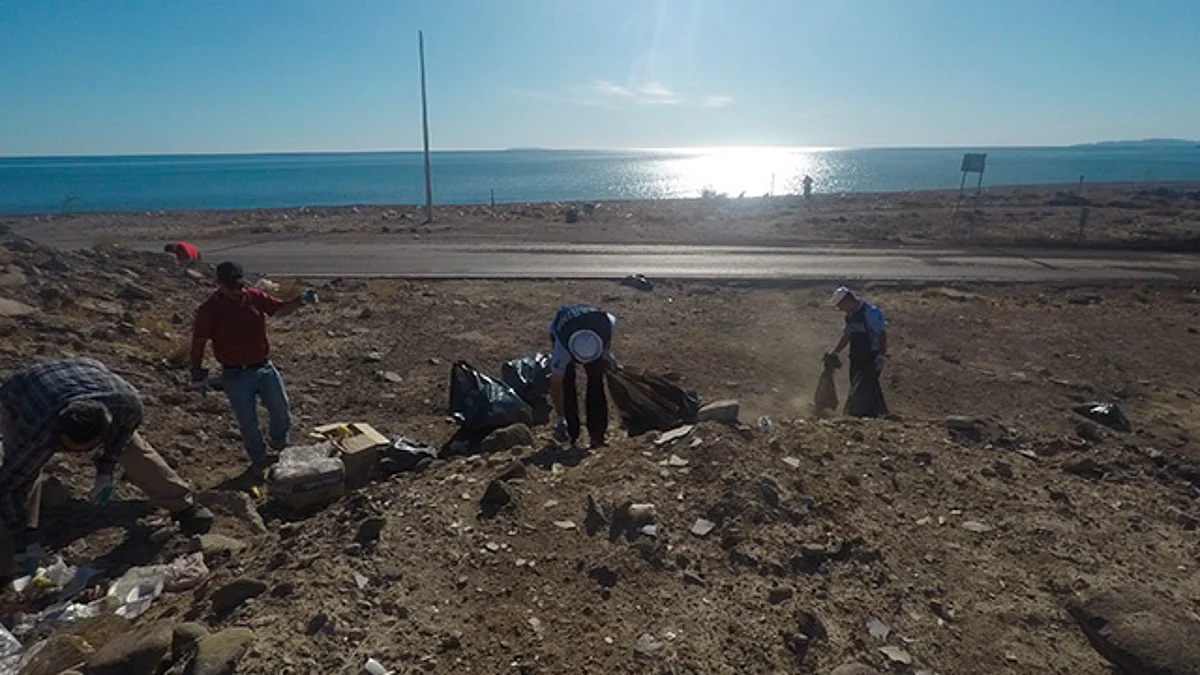 Armada de México limpia playas del municipio de Lázaro Cárdenas