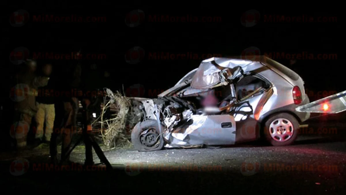 Colisionan autobús y Chevy sobre la Morelia-Queréndaro