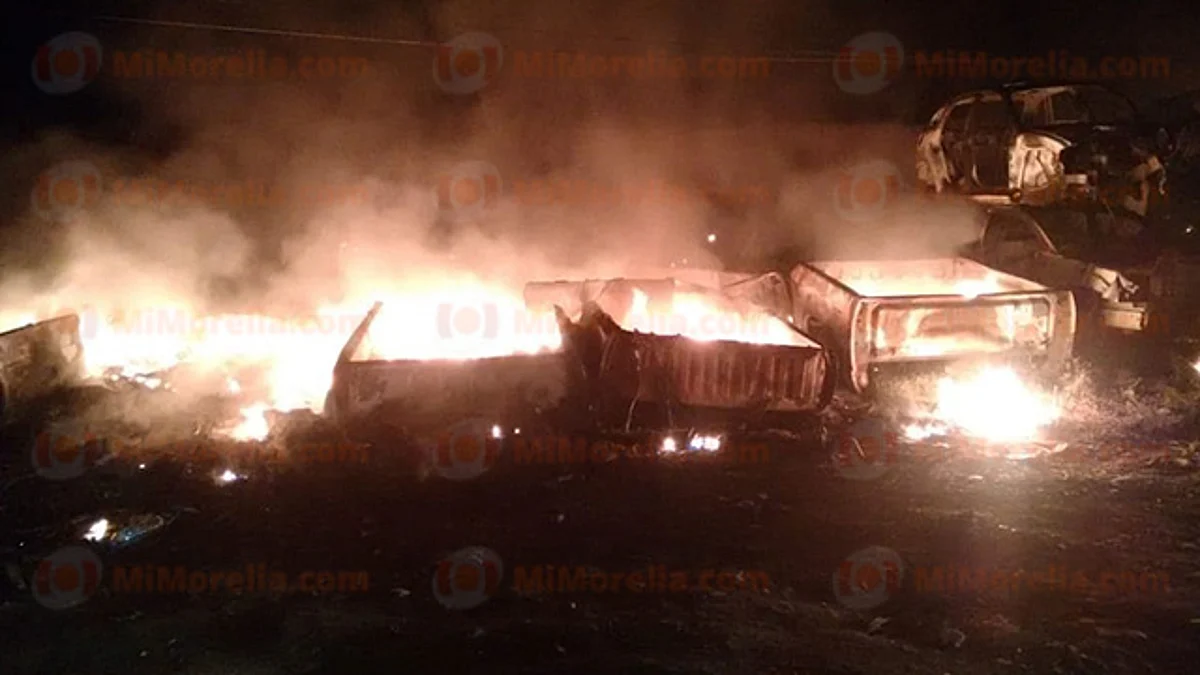 Se incendia deshuesadero de autos en Tarímbaro