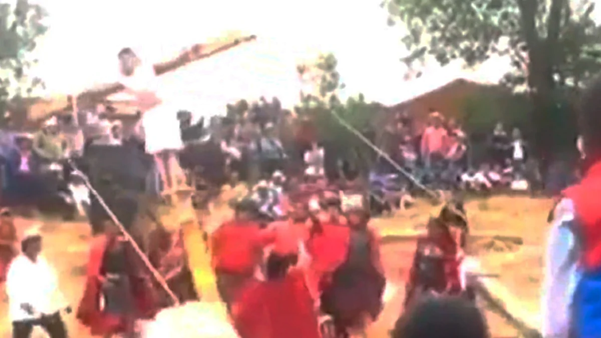En viacrucis, se cae cruz con todo y actor (Video)