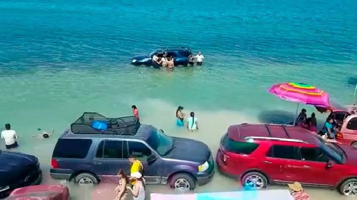 Llevaron sus carros a la playa, pero se les olvidó que la marea sube