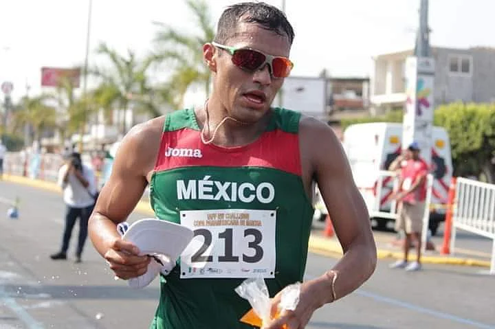 Isaac Palma se ganó un boleto a Juegos Panamericanos al dominar la prueba de los 50 kms (Cortesía Twitter: @COM_Mexico)