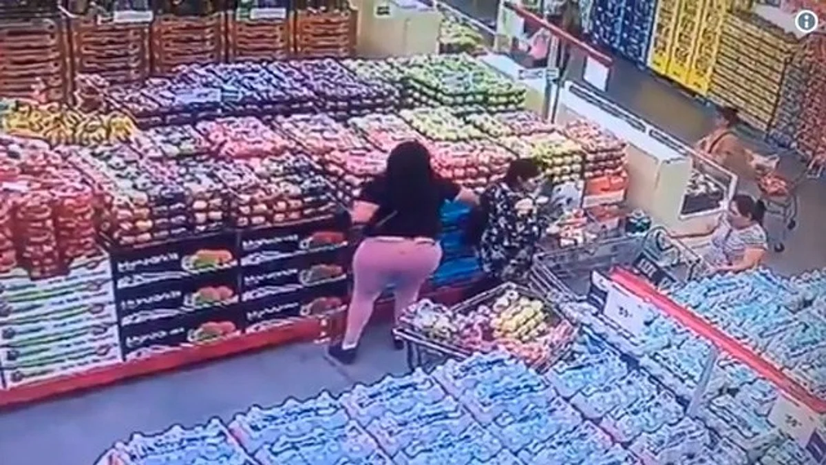 En menos de 30 segundos mujeres roban cartera en supermercado