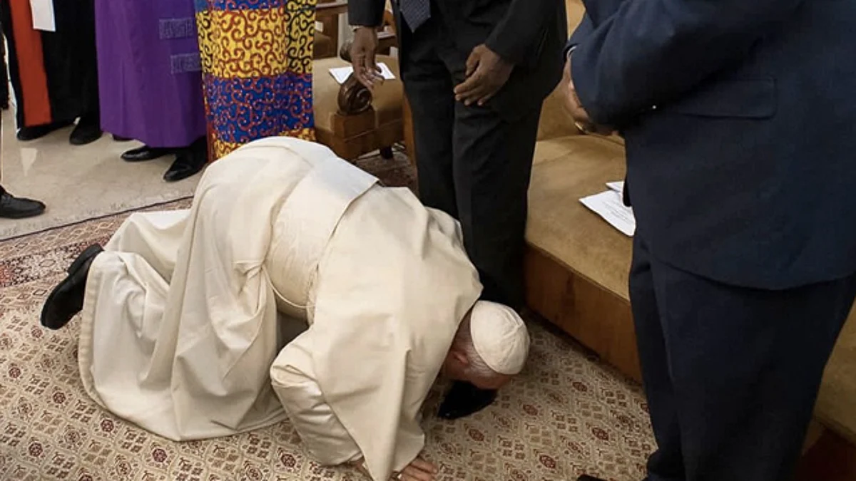 Para alentar la paz, Papa Francisco besa pies de líderes de Sudán del Sur