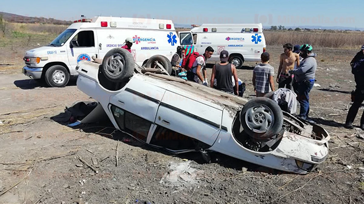 Se vuelca automóvil y quedan heridas tres personas