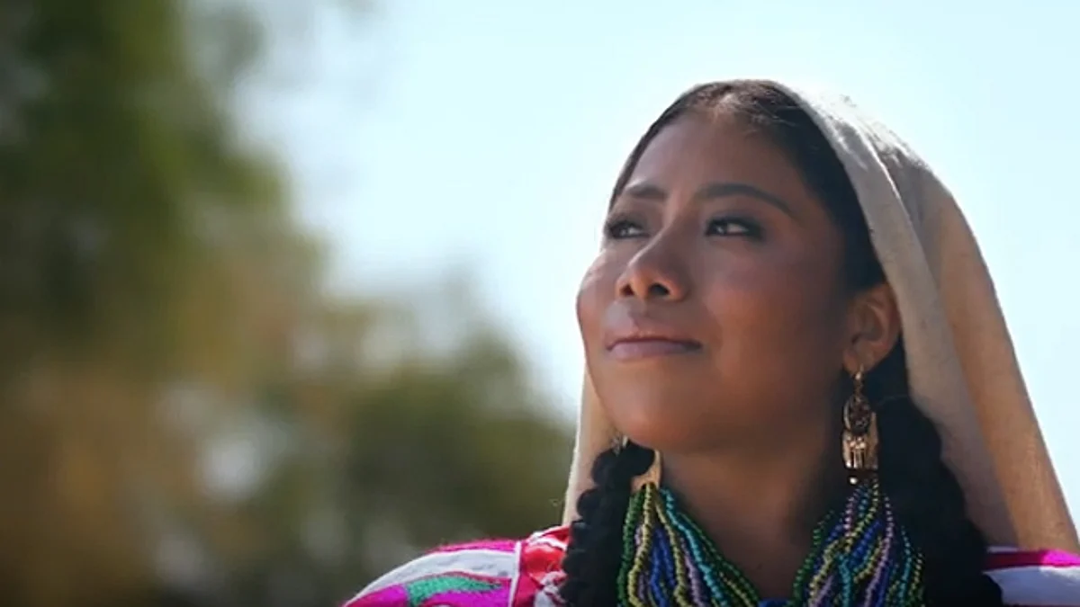 Yalitza presume sus raíces, enfundada en vestido típico de Oaxaca (Video)