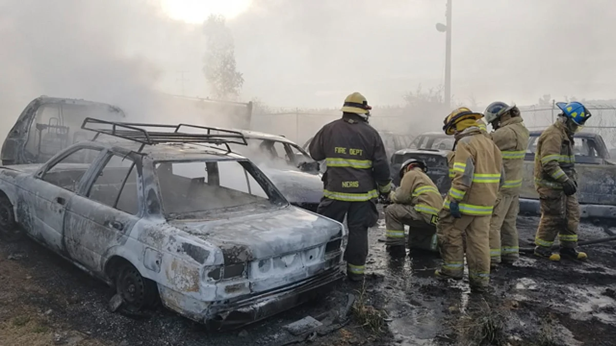 Morelia, Tarímbaro y Zinapécuaro combaten incendio en corralón