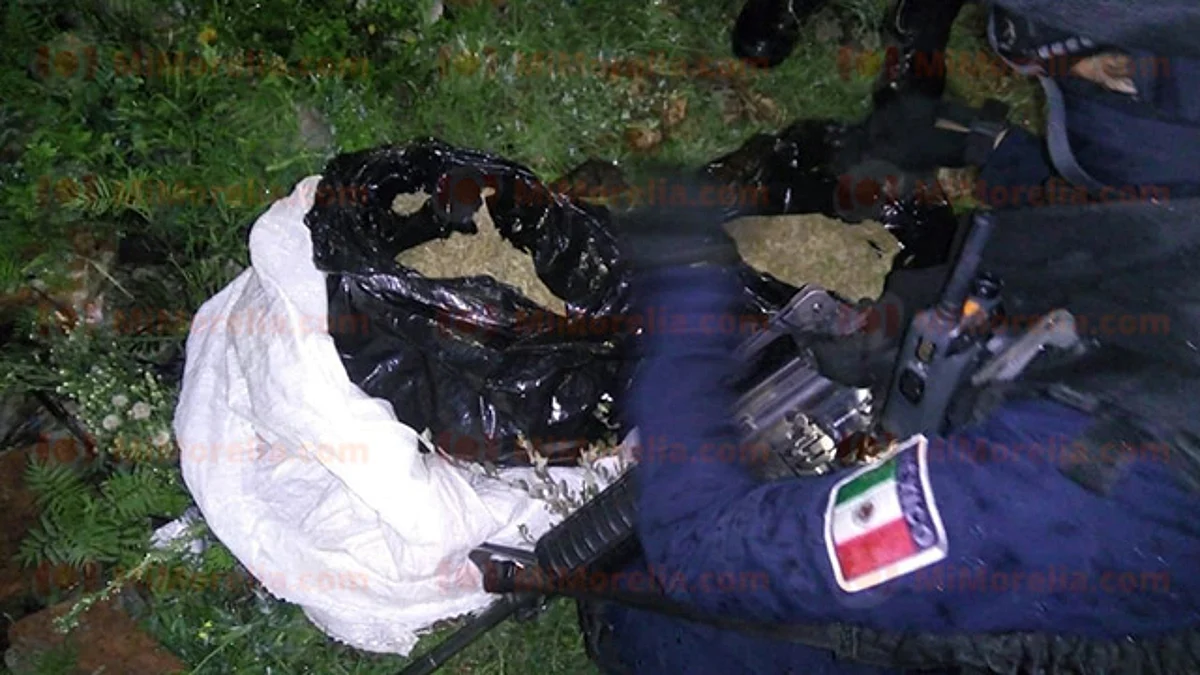 Peatón tira costal con marihuana al ver patrullas en la colonia El Durazno