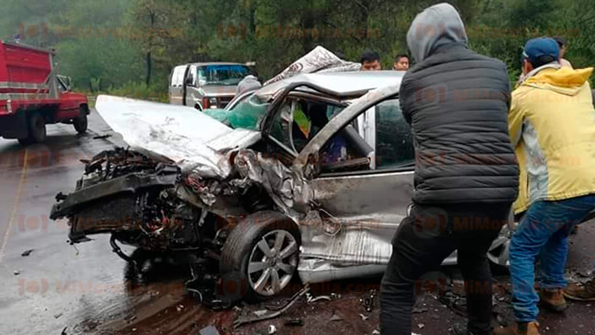Un muerto y tres heridos en aparatosos choque en la carretera Uruapan-Los Reyes
