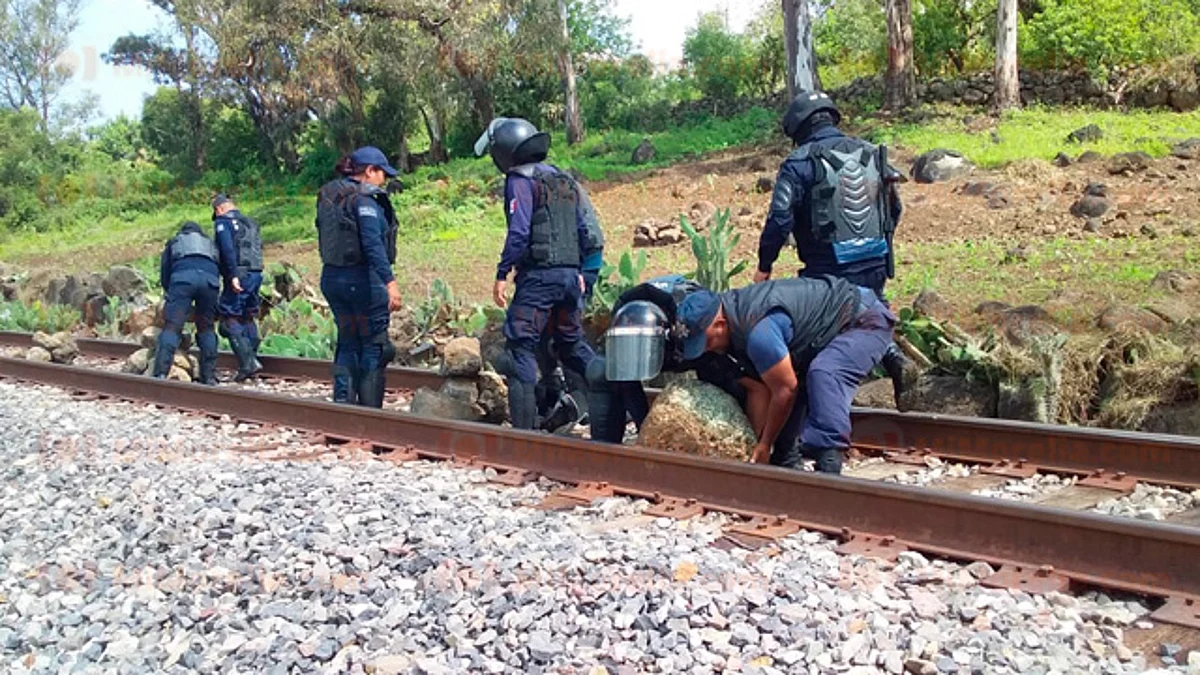 Normalistas bloquean las vías del tren en “Tiri”; Policía Michoacán desaloja de vialidad