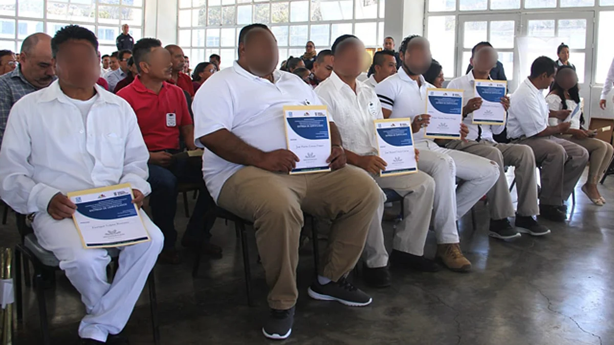 Reos de 11 penitenciarias concluyen educación básica y media superior