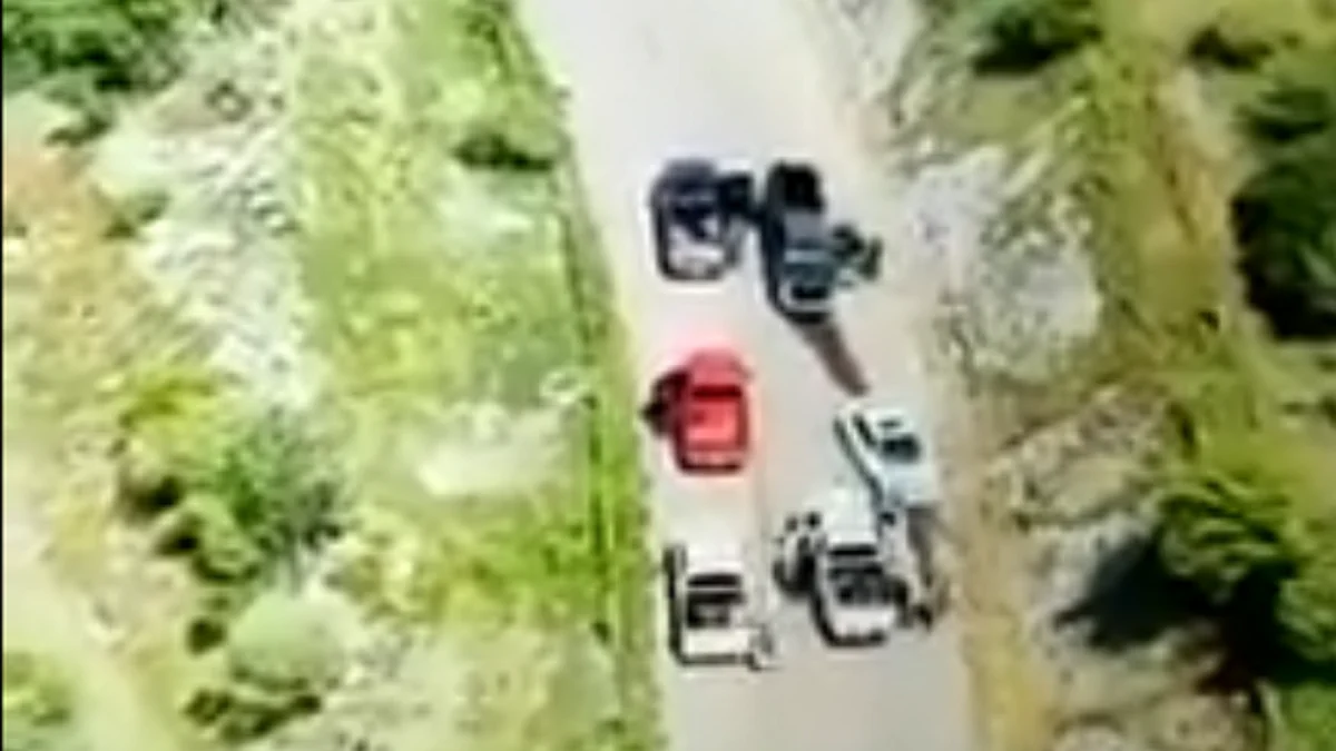 Difunden video de presuntos hombres armados reuniéndose en carretera de Tierra Caliente