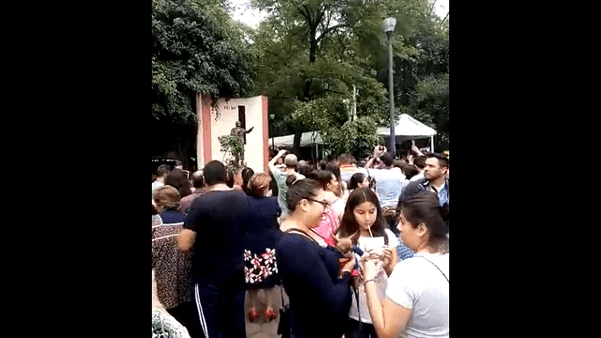 Se prevé que lleguen más fans del cantante durante todo el día (Foto: captura @ElFinanciero)