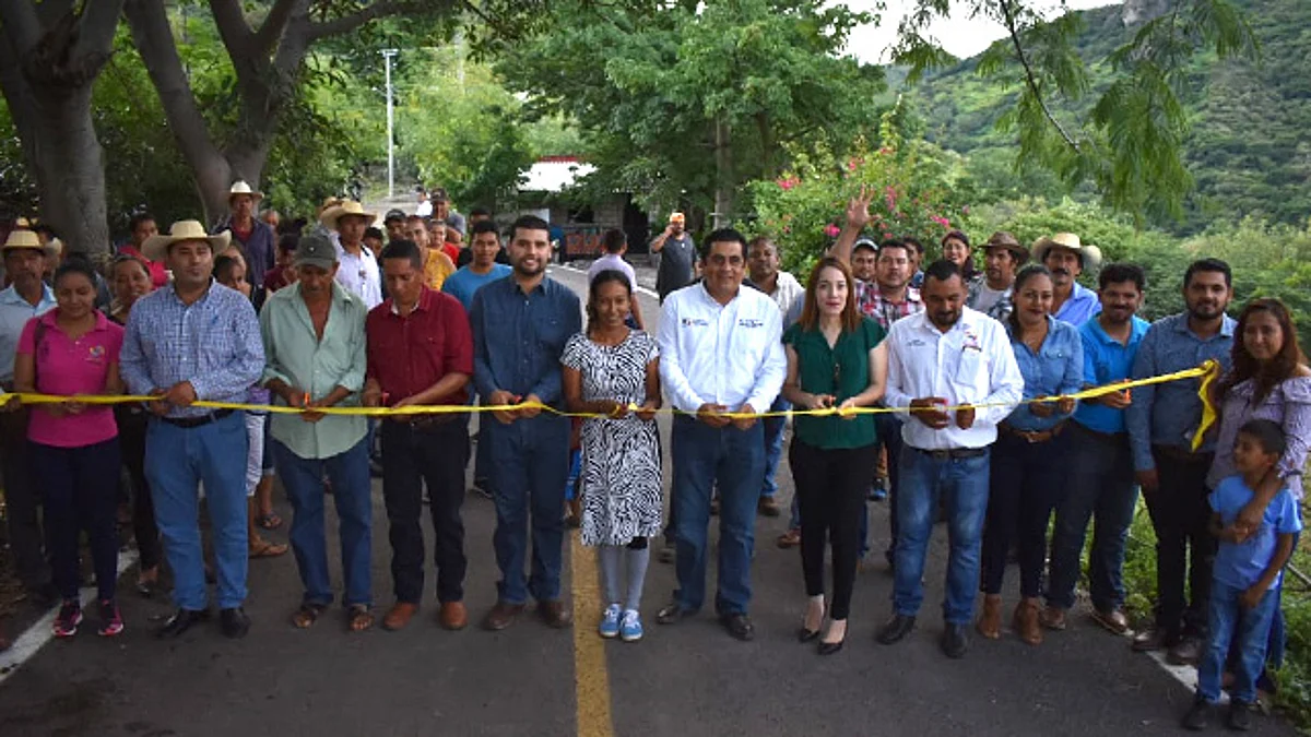 Jazmín Arroyo inaugura obra de vialidad en Tuzantla