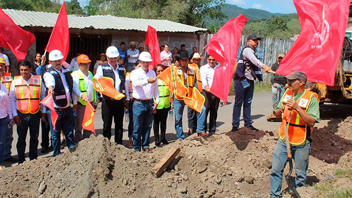 Villamaderenses dan arranque de obra de agua potable en Etúcuaro