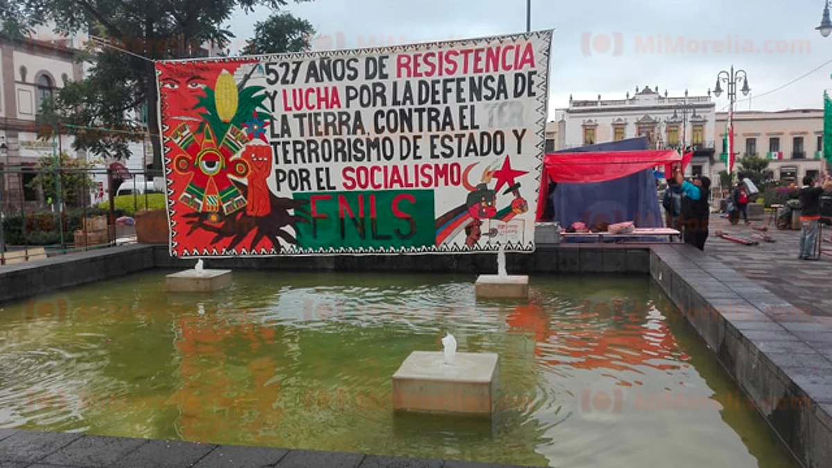 Instala FNLS plantón sobre la plaza Melchor Ocampo