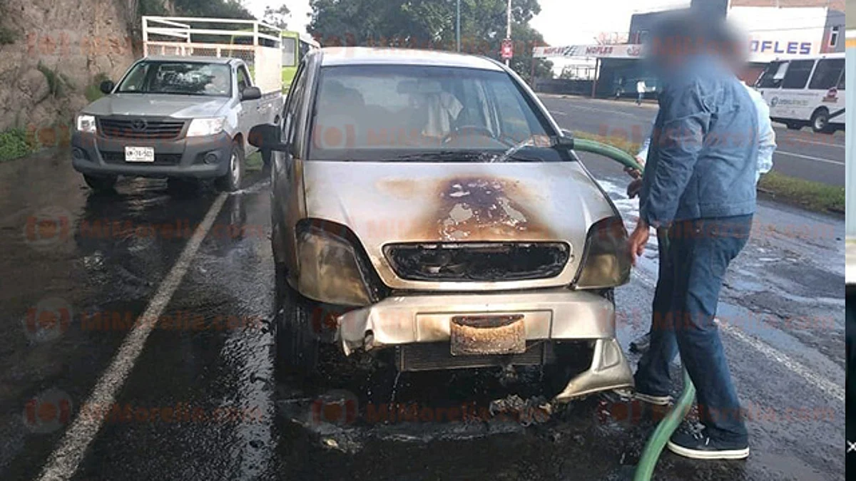 Arde parcialmente automóvil en las inmediaciones de Casa de Gobierno