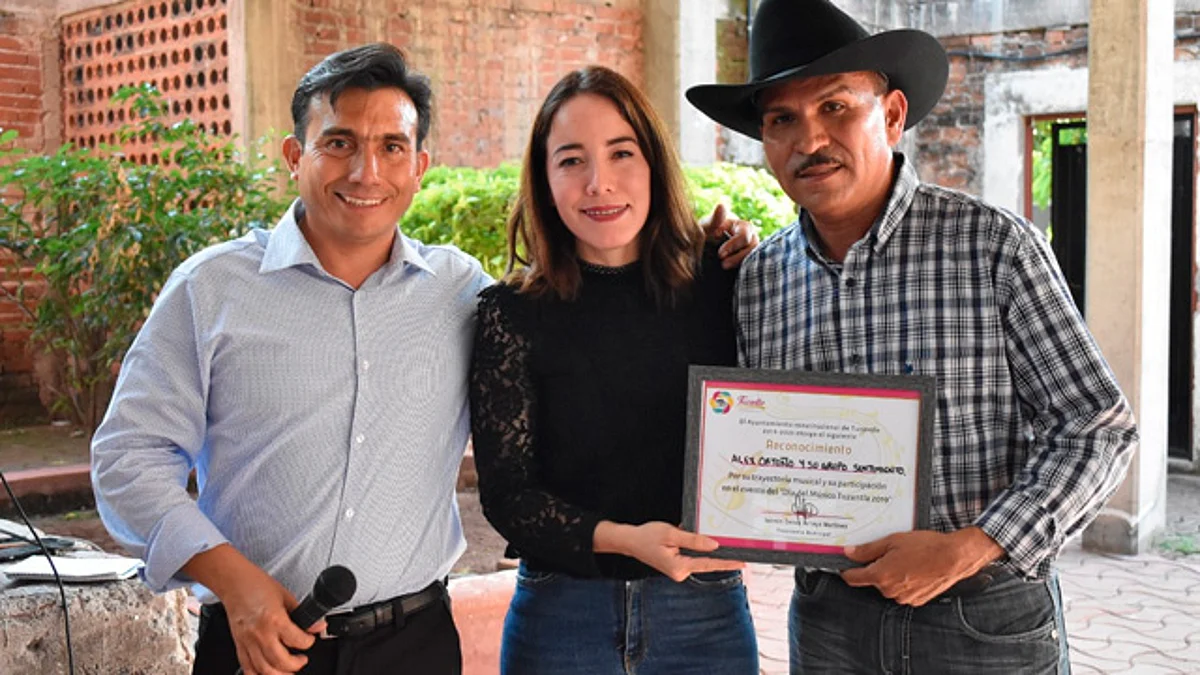 Reconoce Jazmín Arroyo a agrupaciones musicales de Tuzantla en el Día del Músico