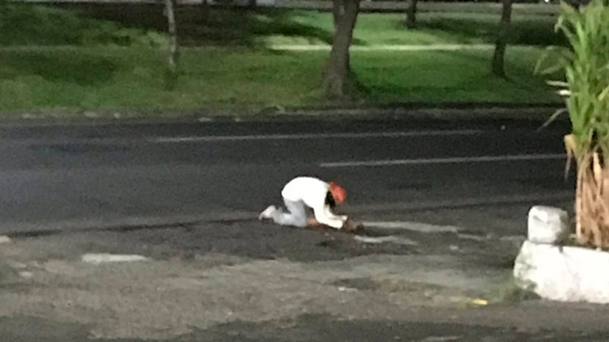 Se llama Raúl el indigente que llora desconsolado la muerte de su perrito, en Morelia