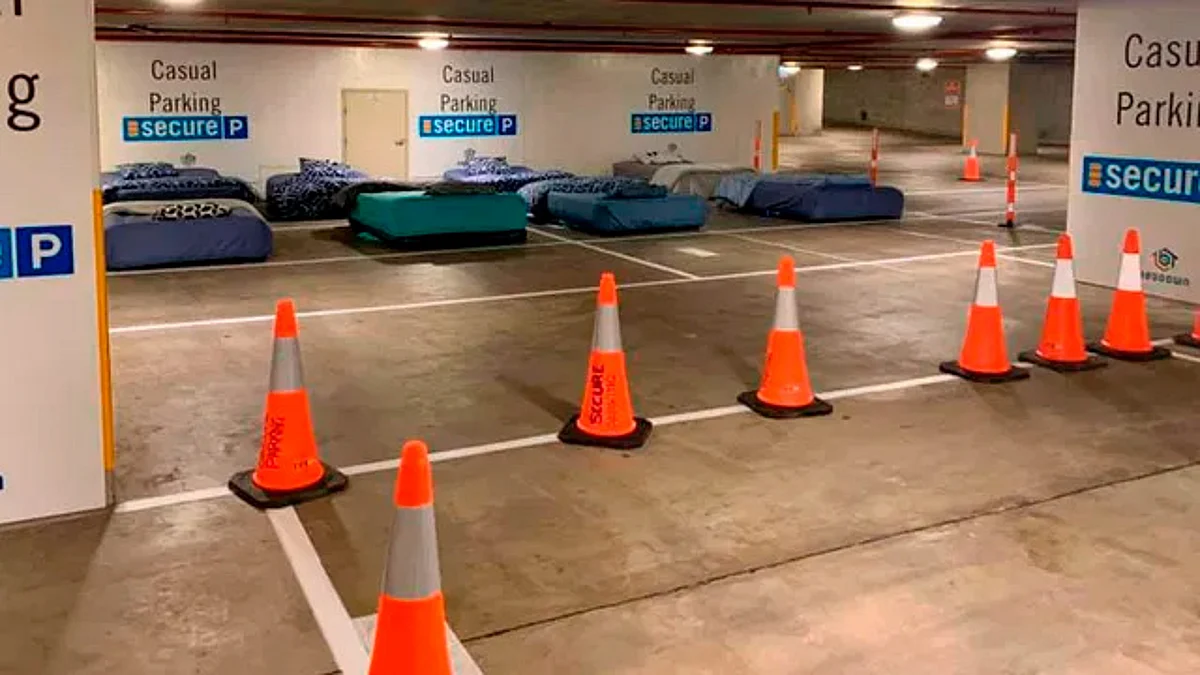 Colocan camas en estacionamiento para que descansen los indigentes