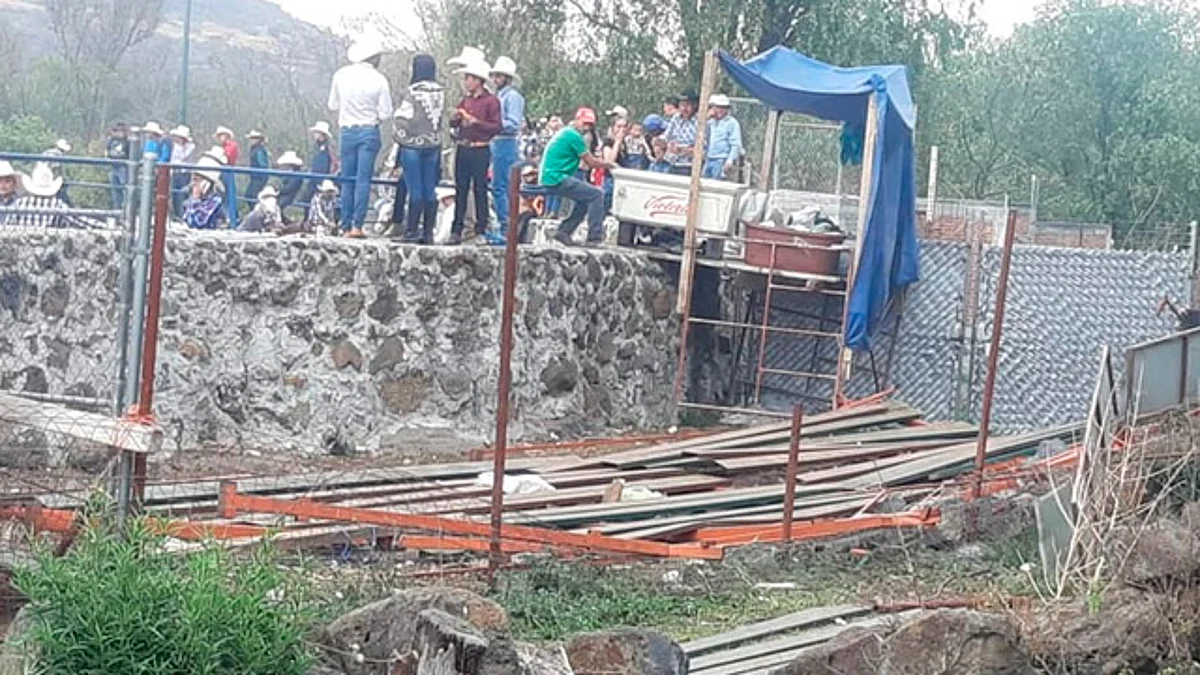 En pleno jaripeo, se derrumban las gradas de la plaza de toros de Chiquimitio