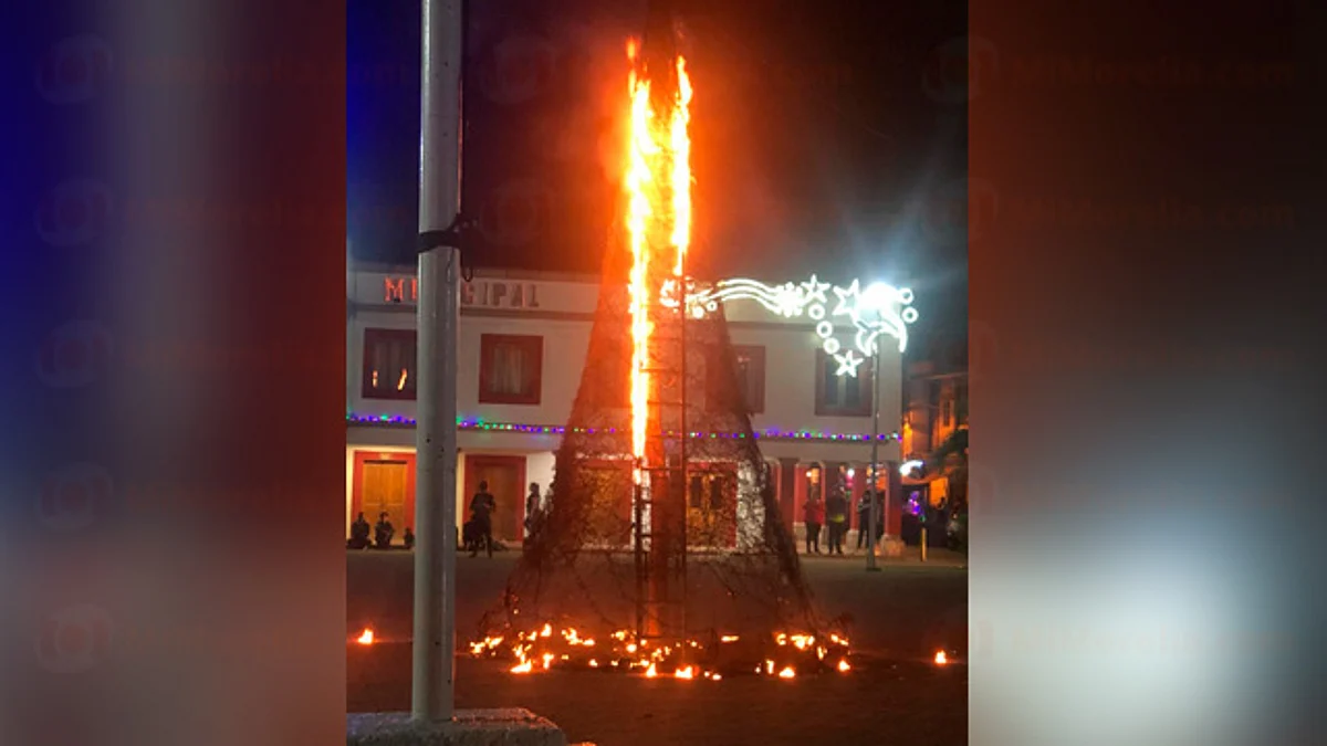 Por pirotecnia, se incendia árbol navideño gigante, ahora en Coalcomán, Michoacán