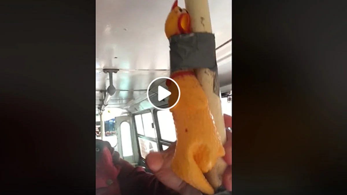 Pasajeros usan al juguete para hacerle la parada al camión (Foto: A Todo Gas Morelia "ATG")