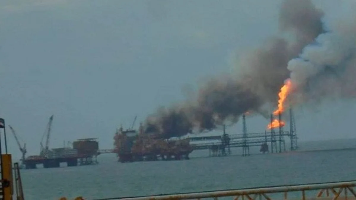 Plataforma de Pemex se incendia en Campeche, hay 3 lesionados