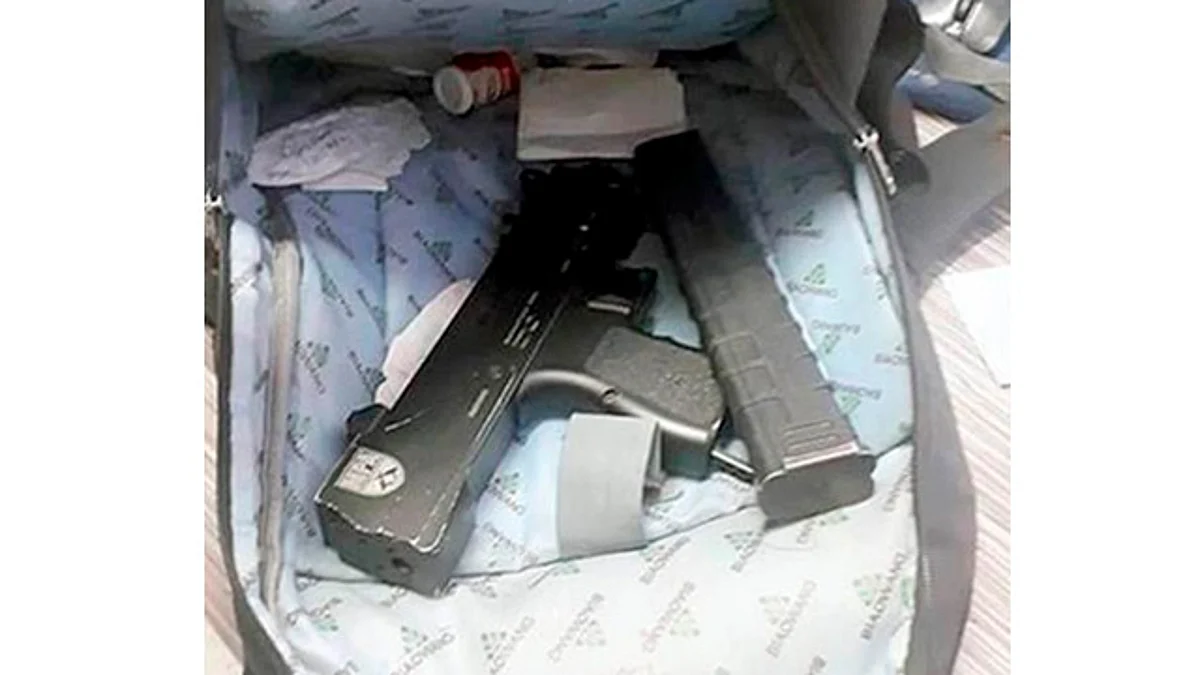 Encuentran subametralladora en mochila de estudiante de secundaria, en Nuevo León