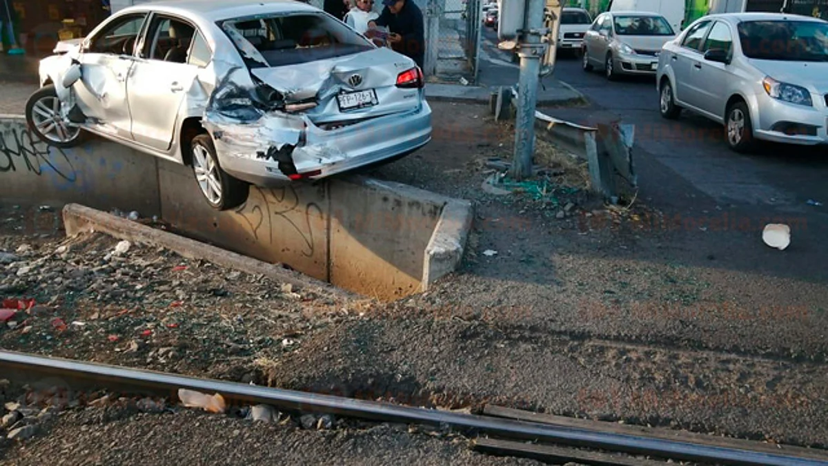 Automóvil es embestido por el tren, en Morelia