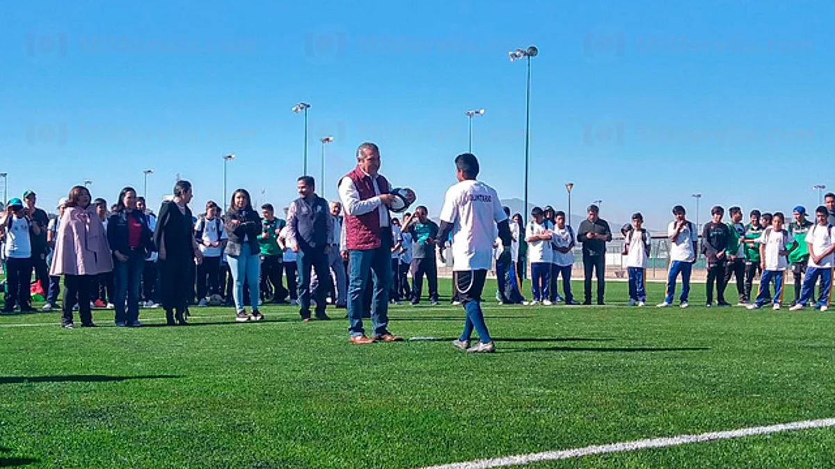 Inauguran rehabilitación de cancha y pista de atletismo del “Bicentenario”, en Morelia