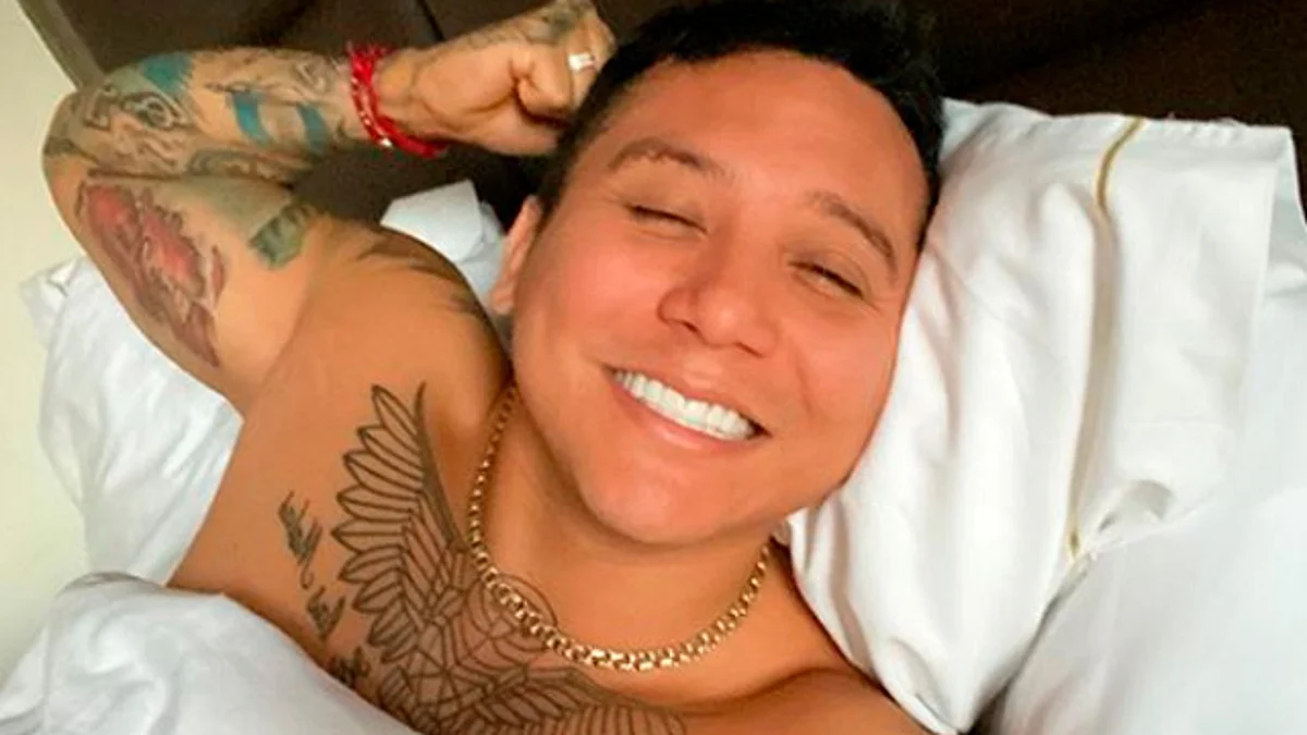 Edwin Luna se desnuda por primera vez para sus fans