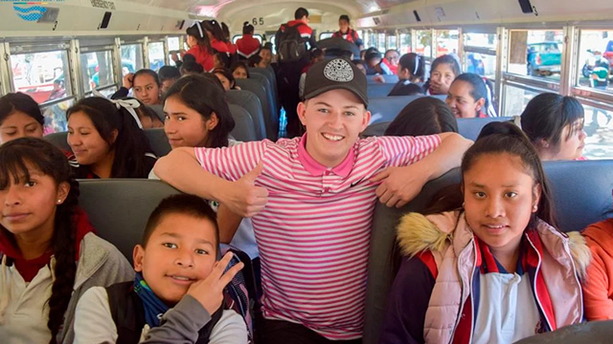 Estudiante de EU dona autobús escolar a escuela de Michoacán