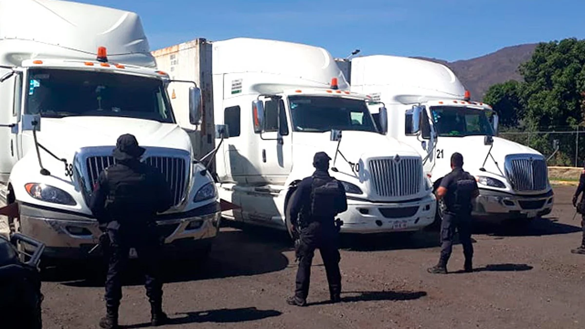Asegura Policía Michoacán tres tractocamiones con reporte de robo