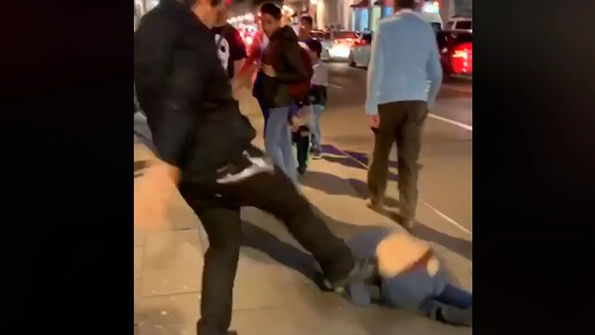 El video provocó la indignación de la gente (Fotograma Facebook)
