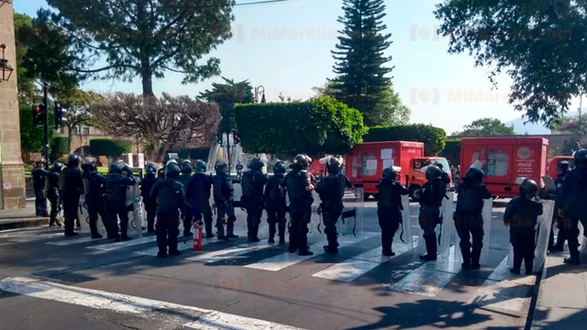 Normalistas retienen camiones y bloquean inmediaciones de Las Tarascas